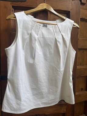 Women’s White Pleat-Front Sleeveless too crisp white size 12